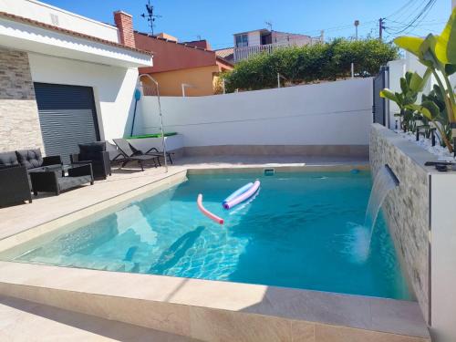 Villamolinos, villa con piscina privada.
