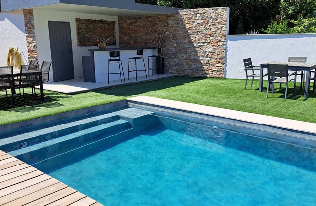 VillaPapyrusToulon, Heated pool, Jacuzzi, 3 bedrooms, 3 bathrooms, 3 WCs, Air conditioning.