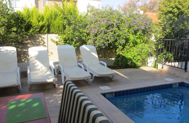 Villasevval-sleeps8-pool-bbq-ac-neartown