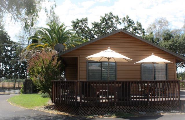 Vineyard cottage in a rural setting with private hot tub!