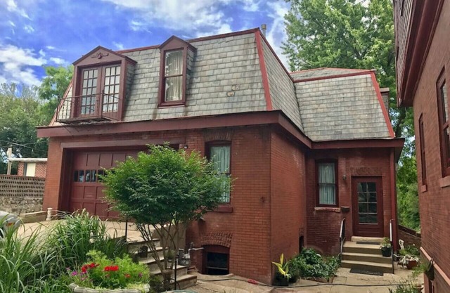 Vineyard Mansion - Carriage House - 1 Queen 1 Full Bed