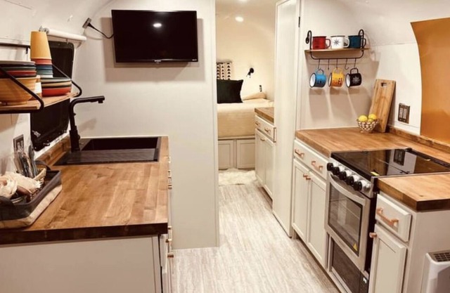 Vintage Airstream “Lost inn Lavender”
