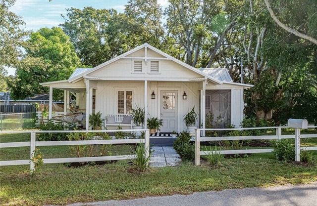 Vintage Beach Cottage with Cozy Vibes and cute Separate Casita. Pet Friendly!