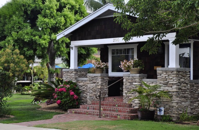 Vintage Bungalow - 1 Block to Beach Acesss