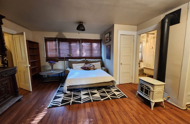 Vintage Cottage in Downtown Davis
