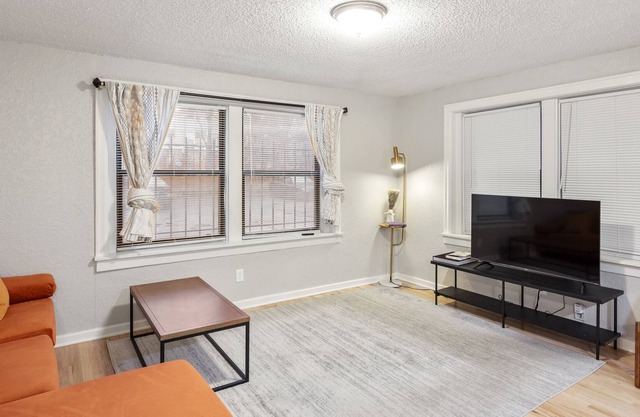 Vintage MW 1BR with Full Kitchen by Zencity