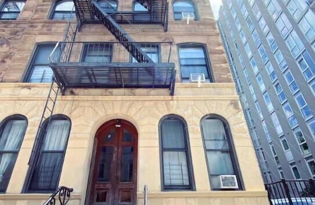 Vintage Vibes: Cozy Brooklyn Haven in Clinton Hill