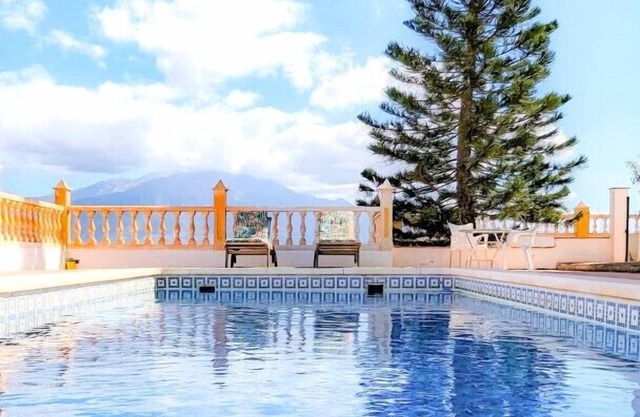 VIÑUELA VILLA WITH POOL AND LAKE VIEWS BY HOMING