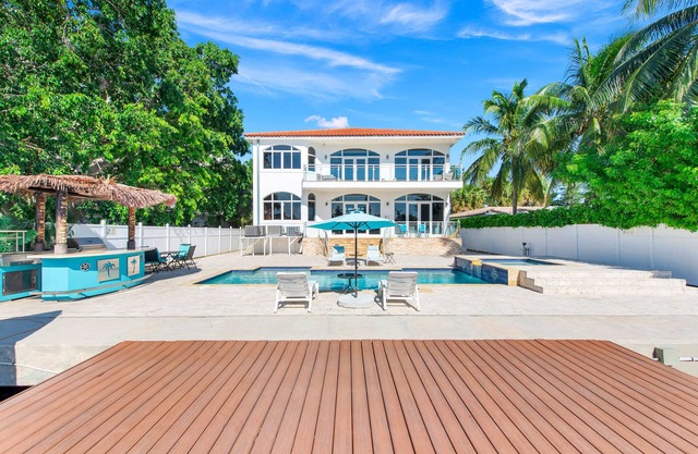 VIP Luxury 5 BR OceanFront Villa | Heated Pool & Dock | Free Parking & WiFi