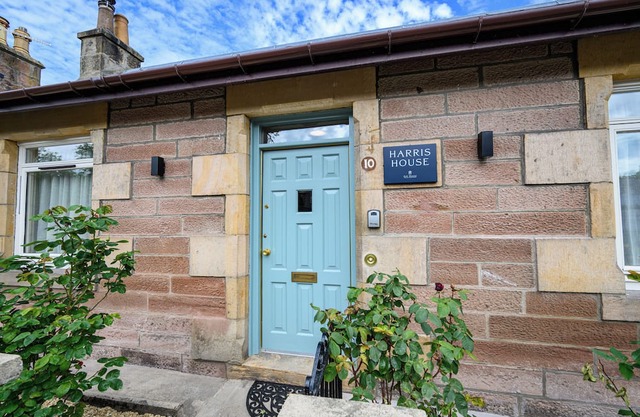 Visit Harris House- Stunning Scottish Cottage in the Highland Capital!