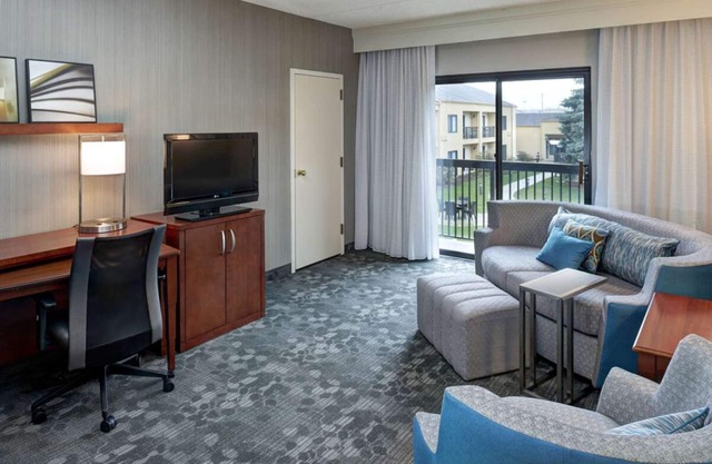 Visit Milwaukee County Zoo! Pet-friendly Property, Indoor Swimming Pool!