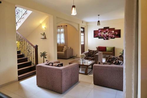 Vithum Villa - Kandy Home with Balcony View and Parking