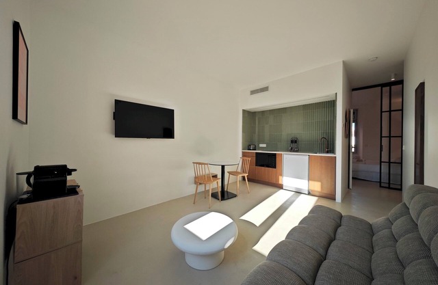 Viva Riviera Design and Sunny Commandant André