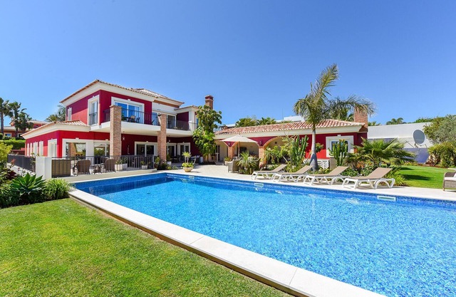 Vivenda Suecia, Luxury Villa, 8 bedrooms, Sleeps 20, Private heated pool, A/C