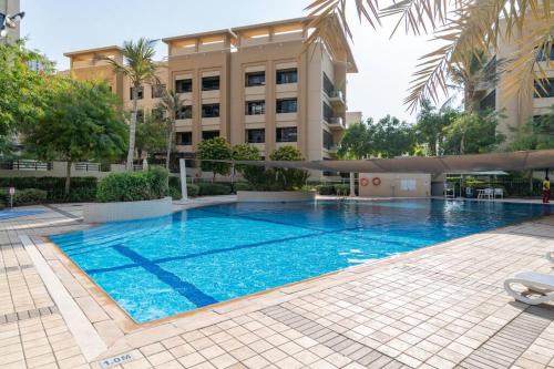 Vogue Stylish and Cozy in Greens Dubai, Three Bedroom Apartment with a Dedicated Work Space and Big balcony With full Amenities