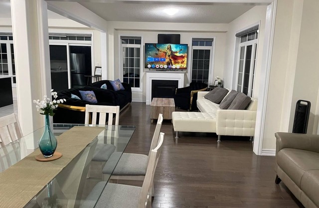 VRBO 6 Bedroom 3.5 Bath Awesome Corner Property for SHORT TERM RENTAL