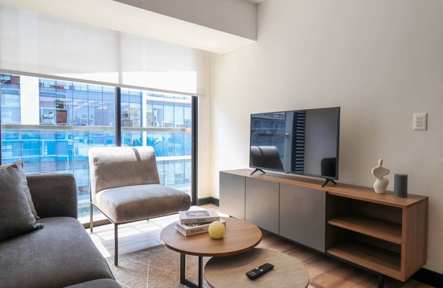 w Resplendent 2BR w Great Balcony in San Isidro