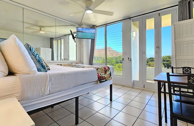 𝐖𝐀𝐈𝐊𝐈𝐊𝐈 6ᵀᴴ Floor Studio w/Balcony — WAIKIKI GRAND HOTEL® 615