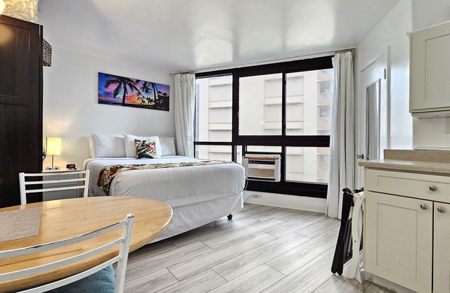 —⚚Waikiki Beach☥— 8th flr Queen Bed Studio w/Pool — WAIKIKI GRAND HOTEL®