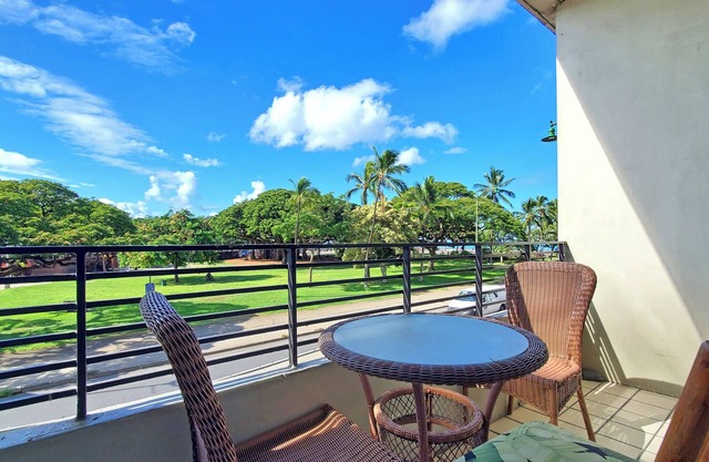 Waikiki Grand Hotel® —Compact Studio with Balcony next to Hula's Bar & Lei Stand