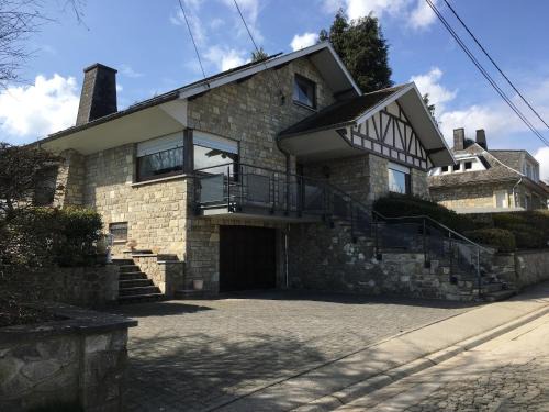 Waimes Retreat Near Forest