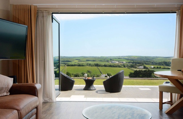 Wake Up To Outstanding Rolling Countryside Views, Underfloor Heating, Spa Bath