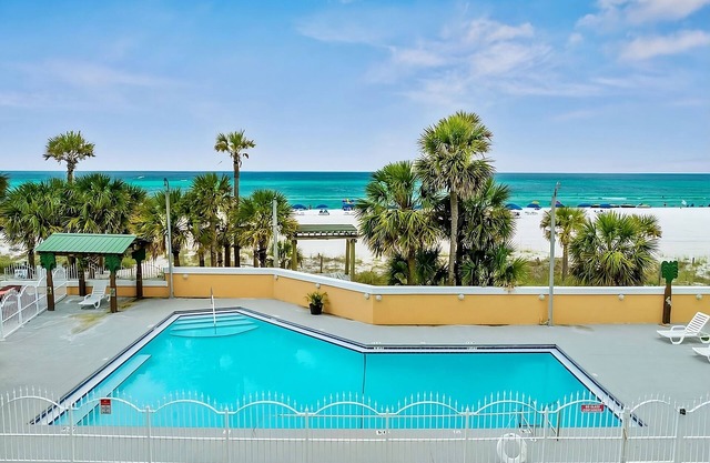 Wake Up to the Sound of Waves – Gorgeous Beachfront Stay, Free Parking