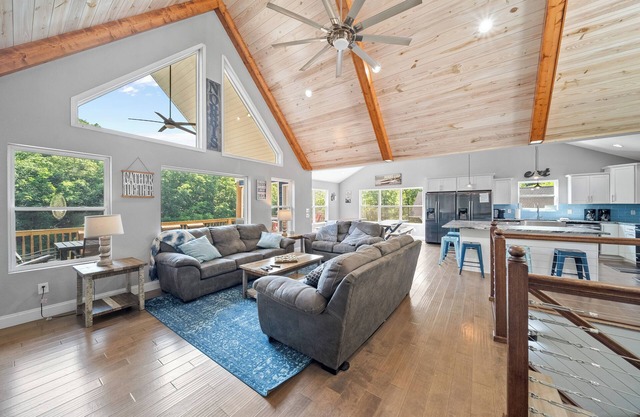 Waker's Paradise: Lakefront,9br/8.5ba, Private Dock,Hot Tub,Gameroom,Sleeps 32
