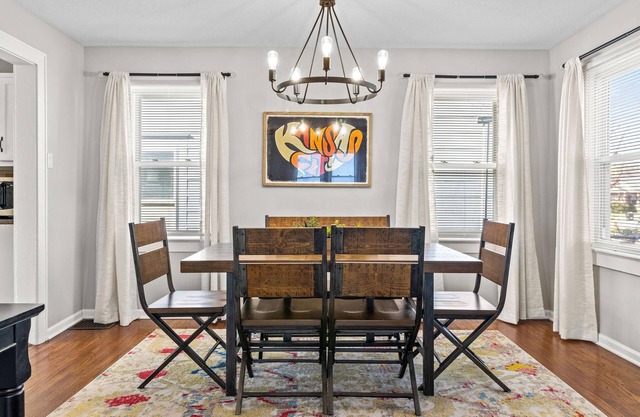 Waldo Craftsman - Walkable to shops & dining + fenced yard/parking!