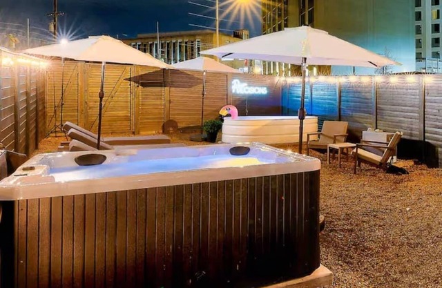 Walk 2 Broadway| 15 beds! - Private Hot Tub/Pool