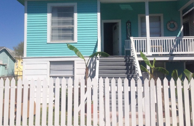 Walk One Block To The Beach, Restaurants, Bars, Gift Shops, And Pleasure Pier