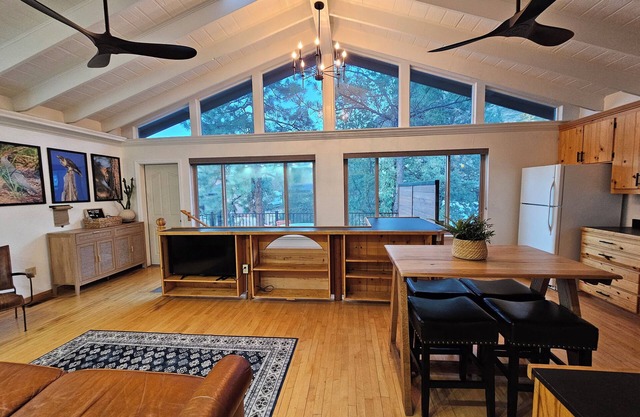 Walk/ride your bike to thumb butte trails! 2 bedrooms. Kayaks.Fishing poles, etc