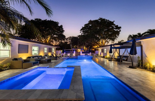 WALK TO BEACH - HEATED POOL - HOT TUB - MONTHLY SPCLS - H3