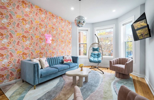 Walk to Bars/Restaurants/Cubs Games! Sleeps 16 in a HUGE house!