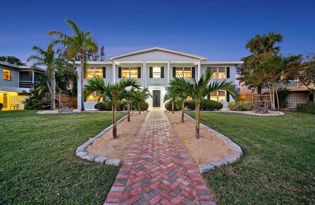 Walk to Beach /50% Off Specials/ Pet Friendly