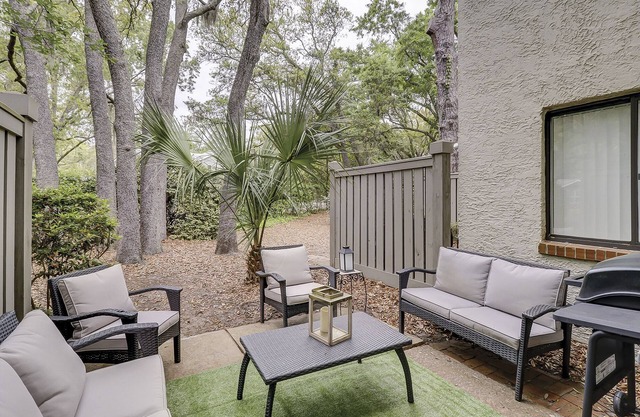 Walk to Beach. Pet Friendly Townhome. King Bed.
