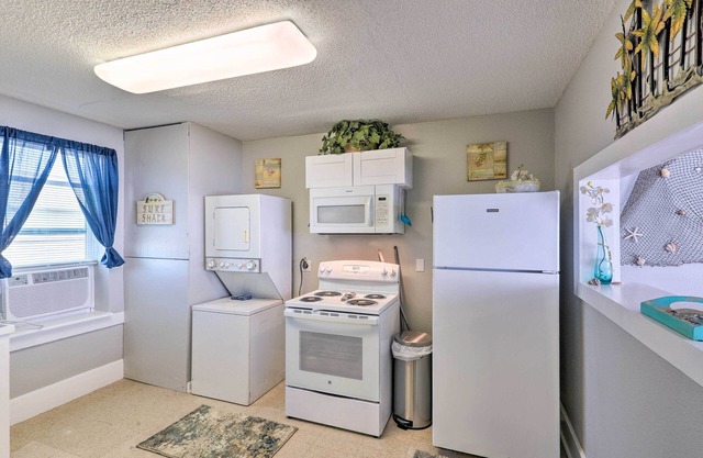Walk to Beach: Breezy Galveston Apt w/Deck!
