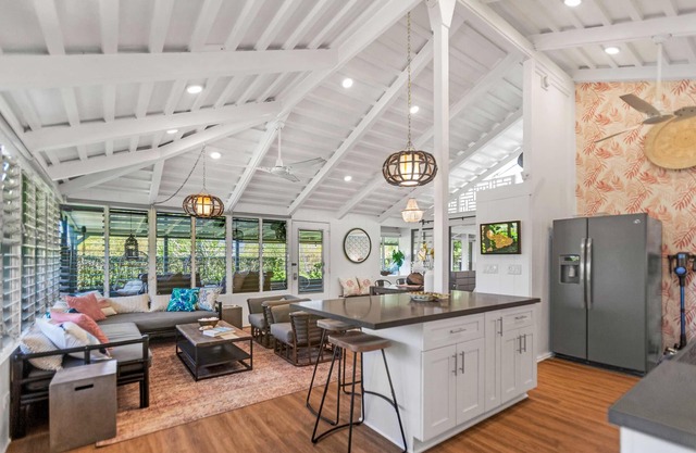 Walk to beach - bungalow + Bikes & Pickleball gear
