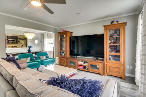 Walk to Beach, Fenced Patio Bay St Louis Getaway!