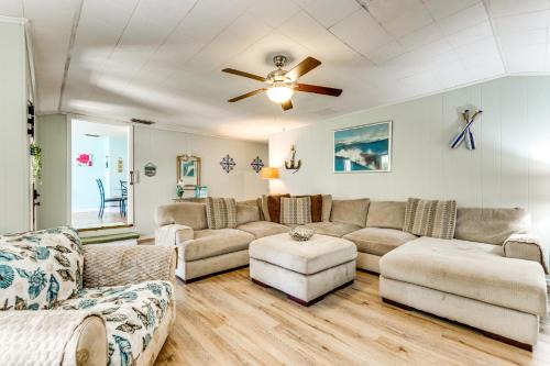Walk to Beach Fort Walton Coastal Retreat