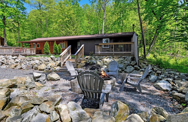 Walk to Beach - Pet friendly Cabin w/Workspace