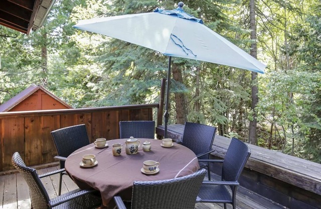 Walk to Beach & Tahoe City Restaurants, Hot Tub, Dogs Ok- Fairway Retreat