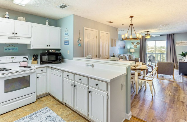 Walk to Beach: Condo w/Balcony in Pcb!