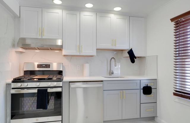 Walk to Churchill Downs: Louisville Apartment!