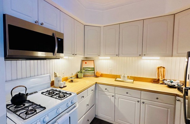 Walk to Downtown, Cozy, Charming 3BR/1.5 BA with Heat & AC