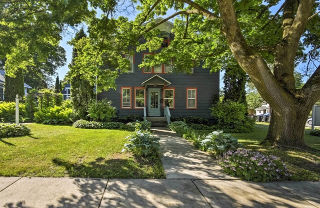 Walk to Dtwn Shops & Eats: Sturgeon Bay Retreat
