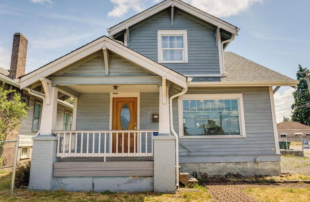 Walk to Eats & Events! Downtown Puyallup Home