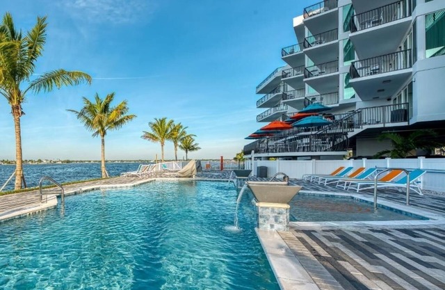 Walk to Everything in Treasure Island! 2 Relaxing Suites by the Bay, w/Pool!
