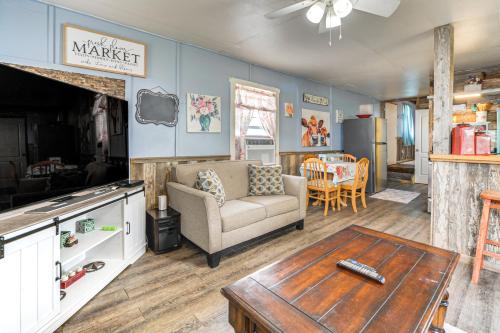 Walk to Lake Buchanan Cottage Near Wineries!