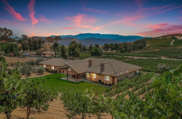 Walk to Leoness Cellars & Oak Mountain Winery! Heart of Wine Country!